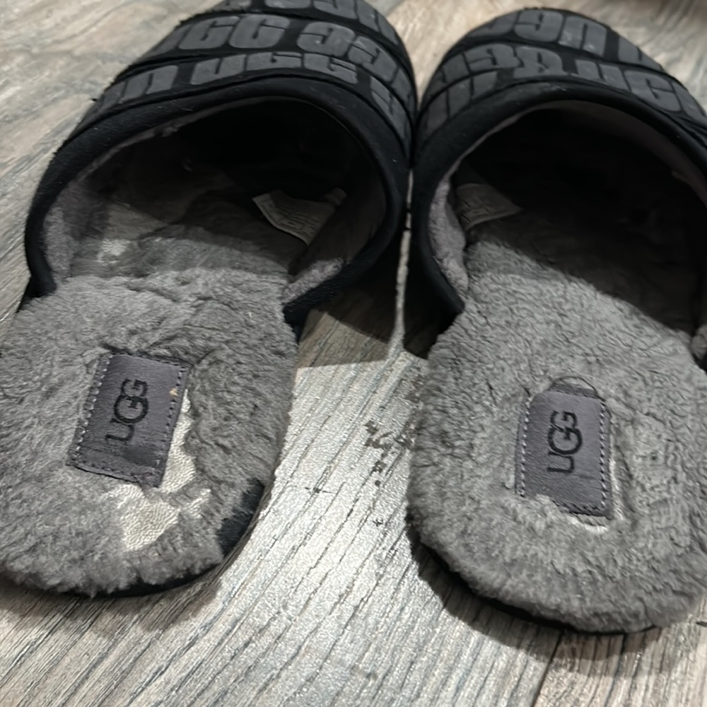 UGG Men’s Black Gray Graphic Slippers Size 10 - Picture 2 of 2